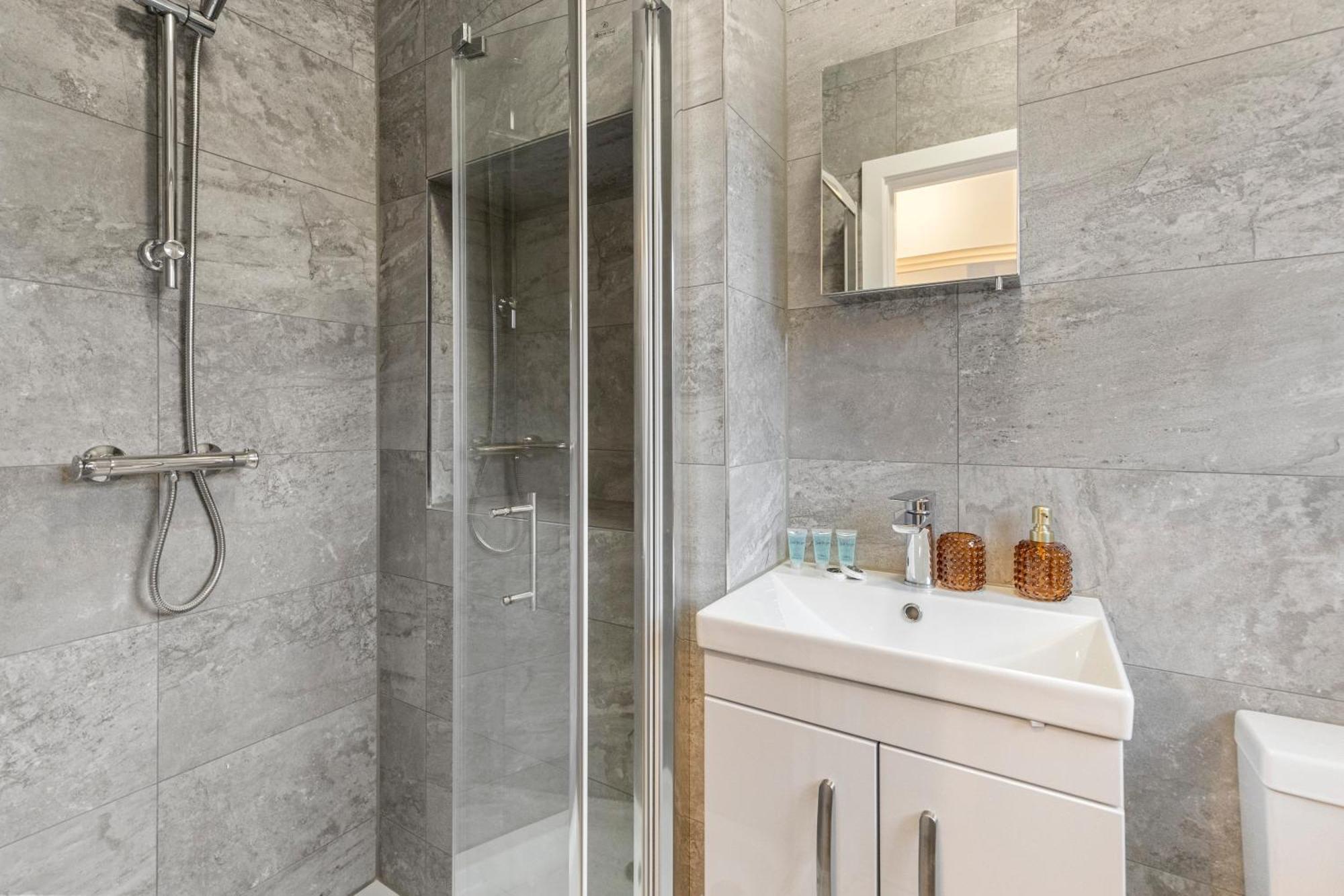 Апартаменти Beautiful-Cosy-King Sized Bed Flat 3 Min Walk To Tube Station Лондон Екстер'єр фото